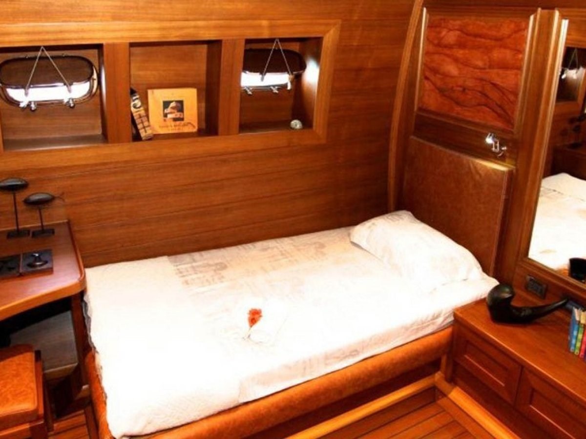 https://s3.amazonaws.com/boss.yatco.com/ForCharter/Vessel/Photo/3459/large_34420.jpg