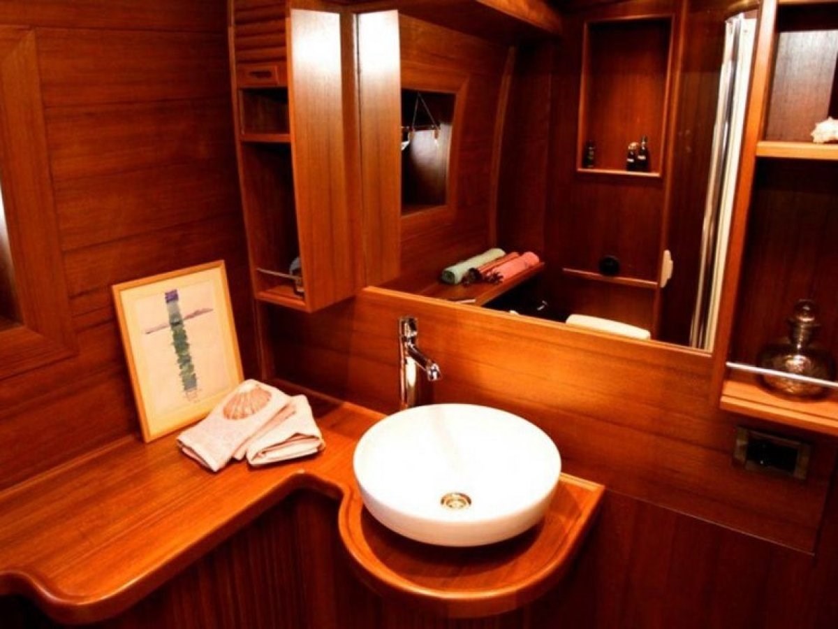 https://s3.amazonaws.com/boss.yatco.com/ForCharter/Vessel/Photo/3459/large_34421.jpg