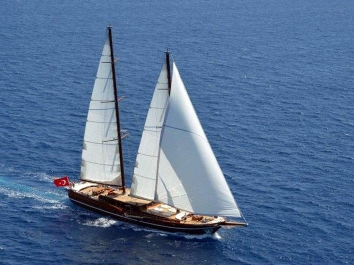 https://s3.amazonaws.com/boss.yatco.com/ForCharter/Vessel/Photo/3459/large_34422.jpg
