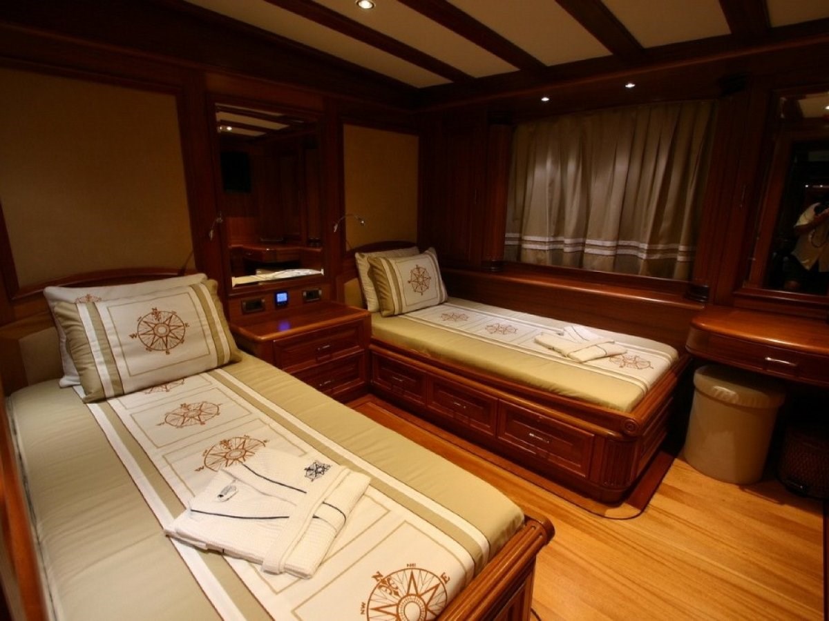 https://s3.amazonaws.com/boss.yatco.com/ForCharter/Vessel/Photo/3465/large_34454.jpg