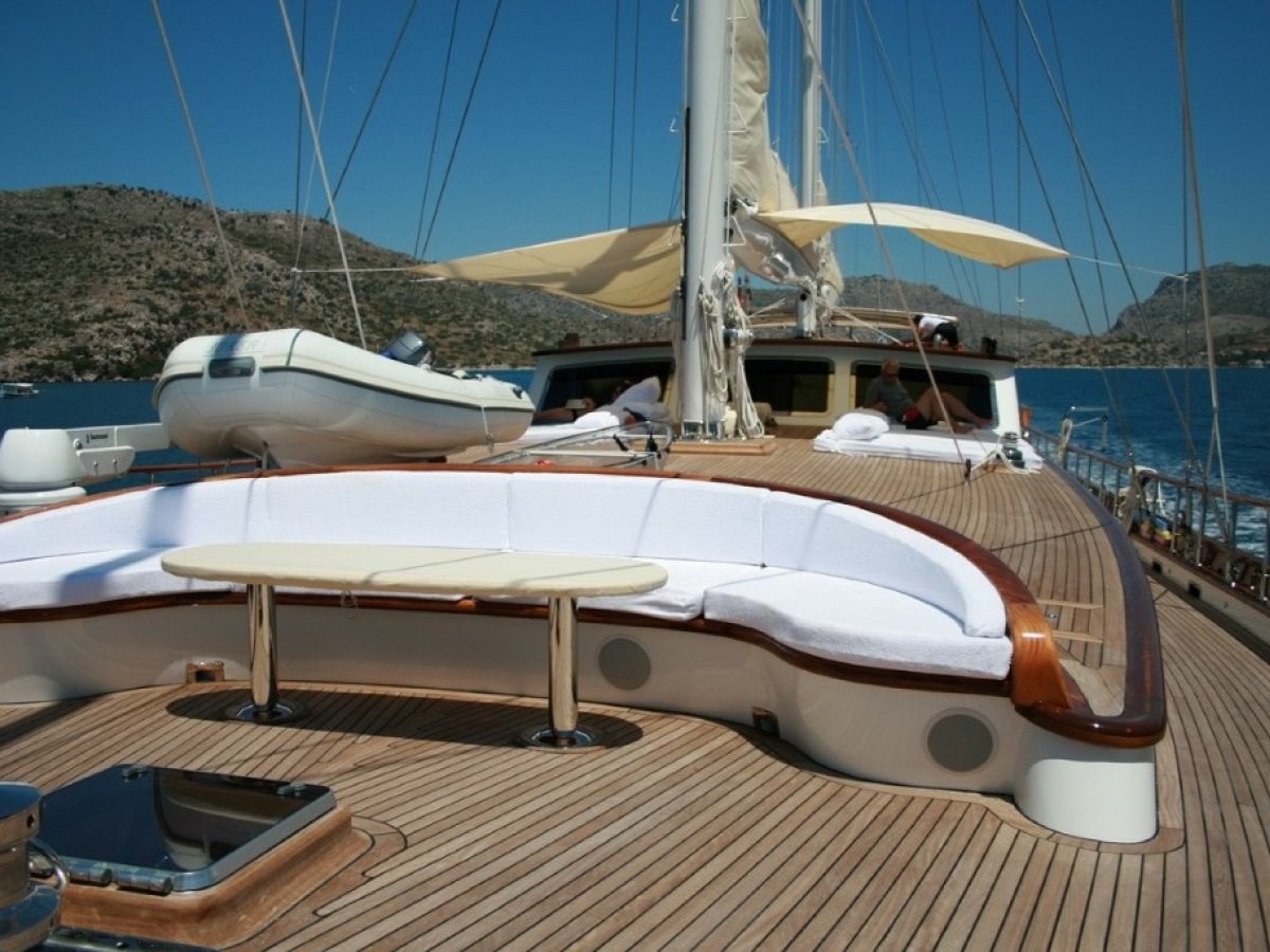 https://s3.amazonaws.com/boss.yatco.com/ForCharter/Vessel/Photo/3465/large_34455.jpg