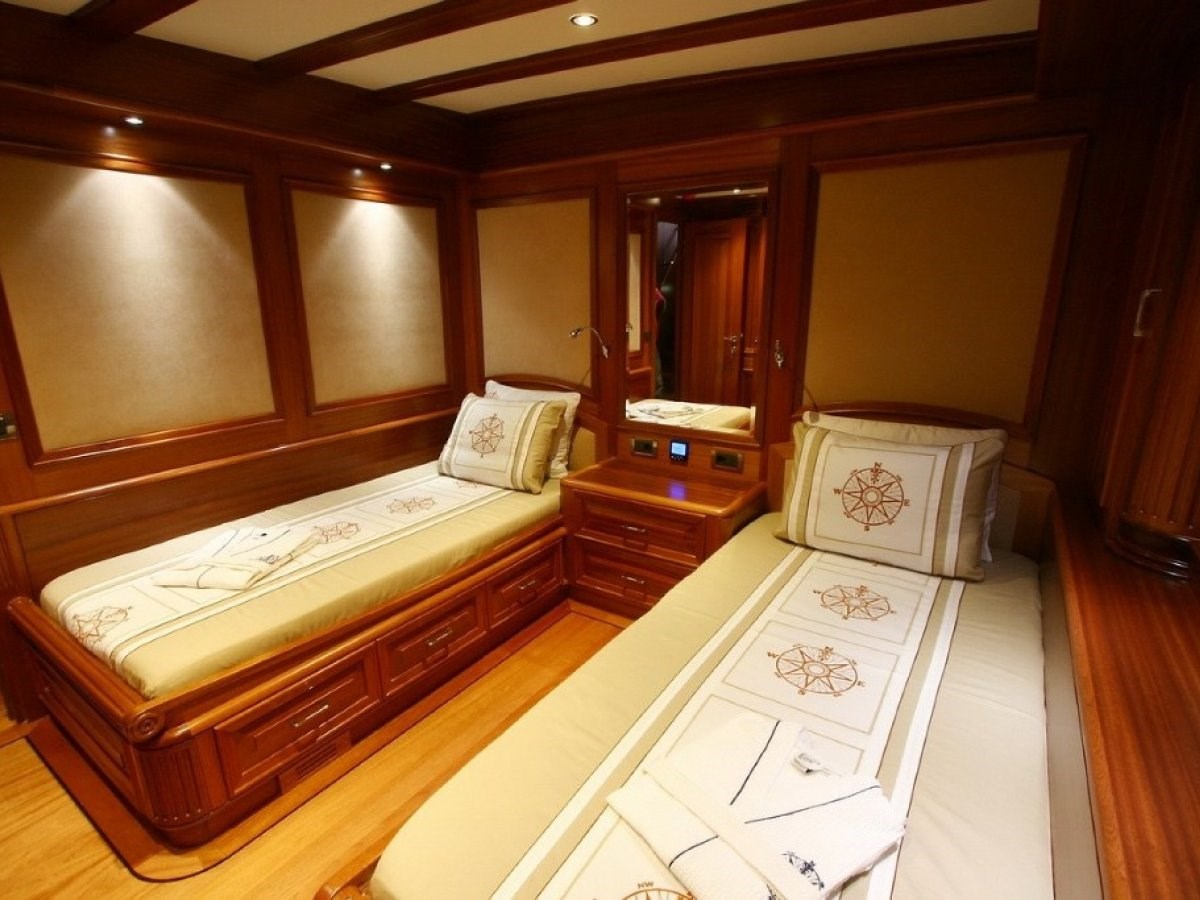 https://s3.amazonaws.com/boss.yatco.com/ForCharter/Vessel/Photo/3465/large_34456.jpg