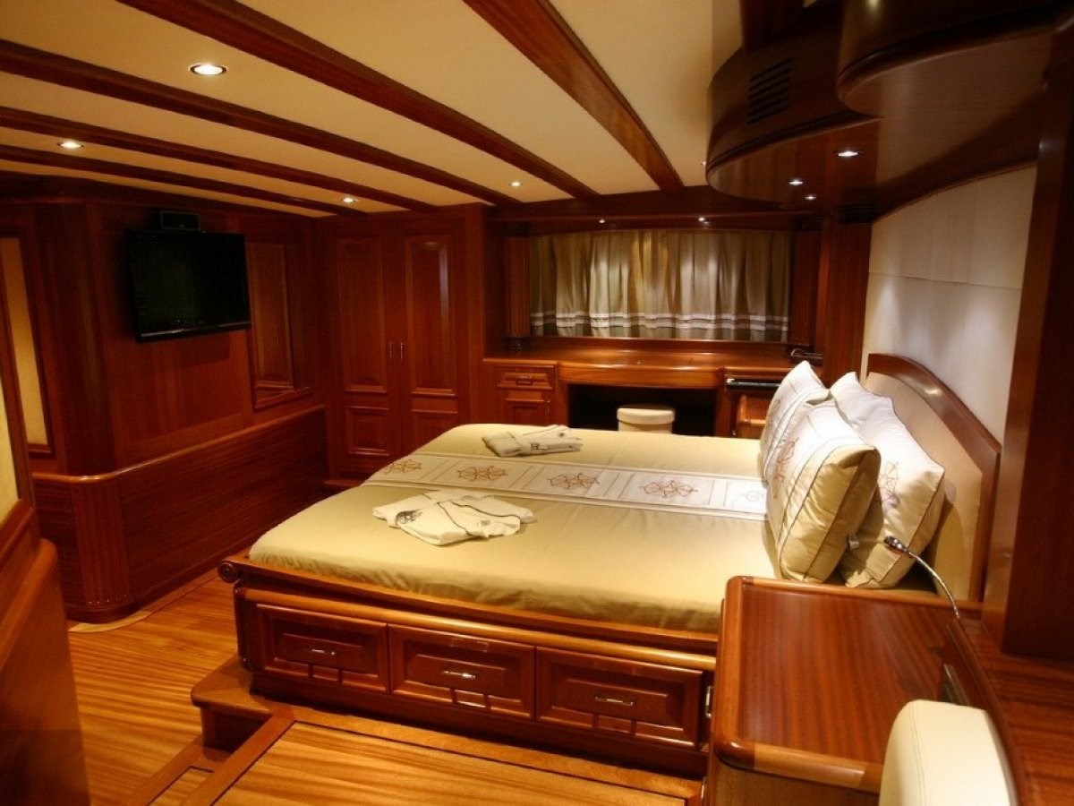 https://s3.amazonaws.com/boss.yatco.com/ForCharter/Vessel/Photo/3465/large_34457.jpg
