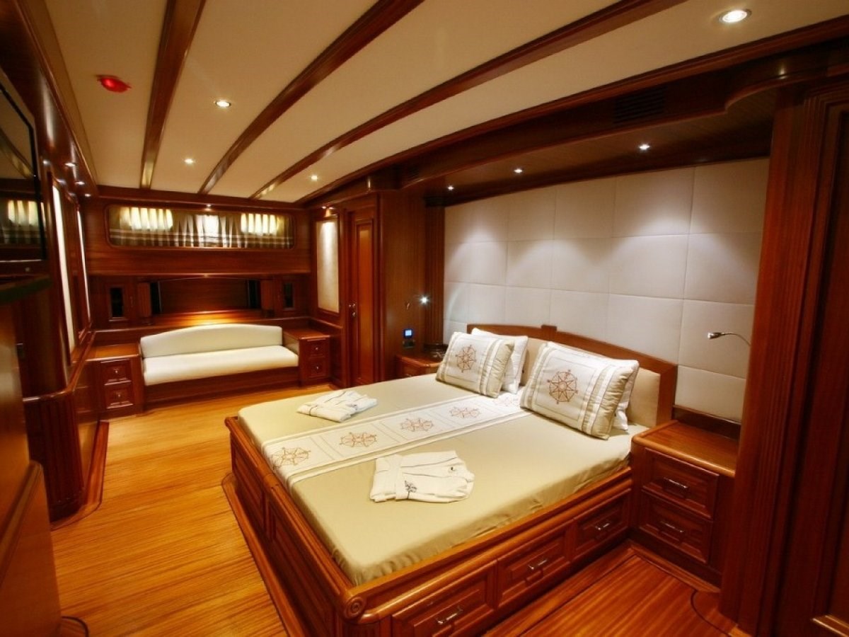 https://s3.amazonaws.com/boss.yatco.com/ForCharter/Vessel/Photo/3465/large_34458.jpg