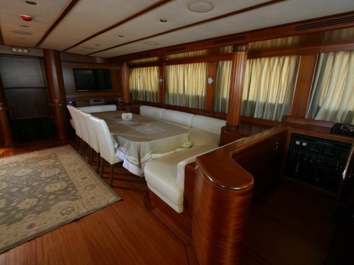 https://s3.amazonaws.com/boss.yatco.com/ForCharter/Vessel/Photo/3465/large_34462.jpg
