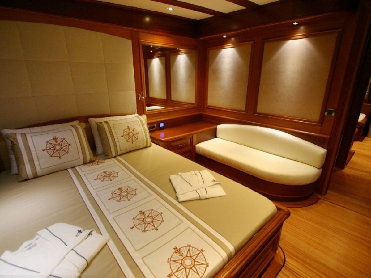 https://s3.amazonaws.com/boss.yatco.com/ForCharter/Vessel/Photo/3465/large_34466.jpg