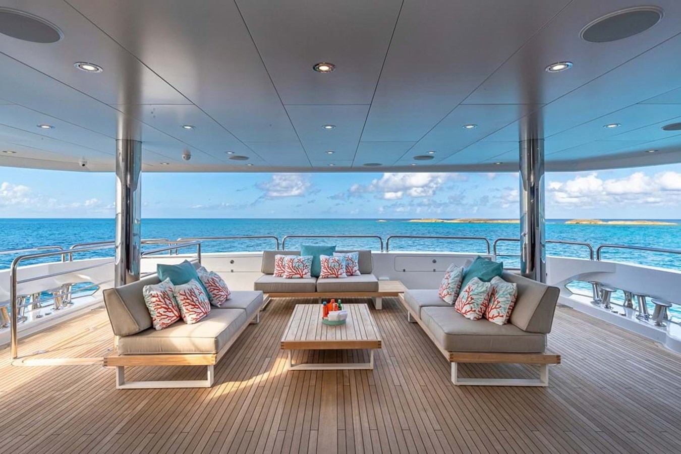 https://s3.amazonaws.com/boss.yatco.com/ForCharter/Vessel/Photo/3797/large_40799.jpg