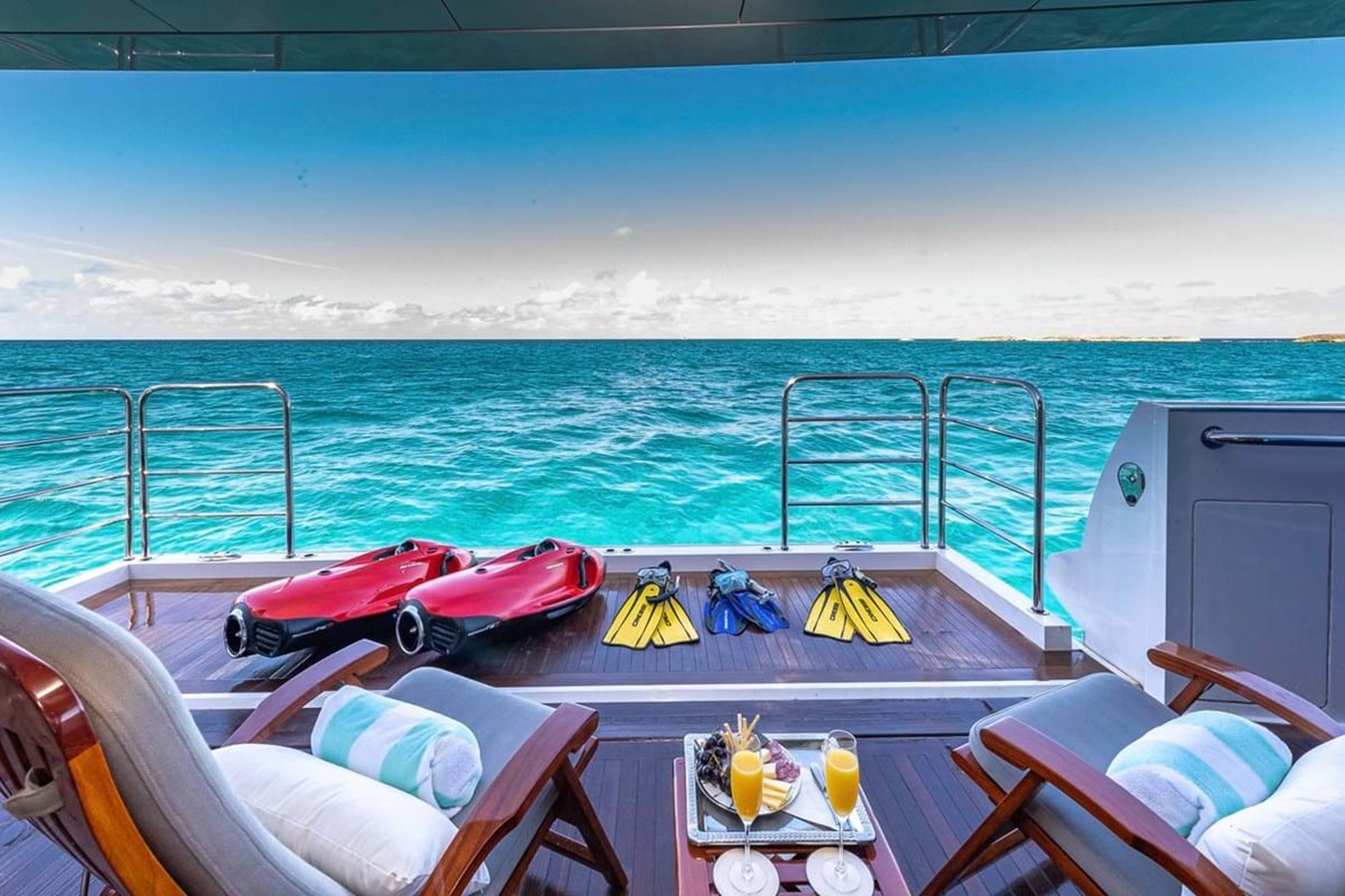 https://s3.amazonaws.com/boss.yatco.com/ForCharter/Vessel/Photo/3797/large_40803.jpg