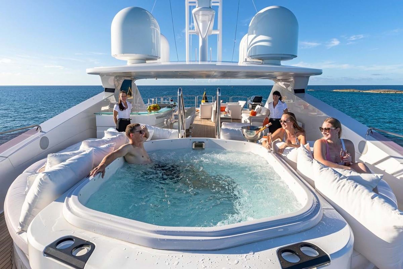 https://s3.amazonaws.com/boss.yatco.com/ForCharter/Vessel/Photo/3797/large_40809.jpg