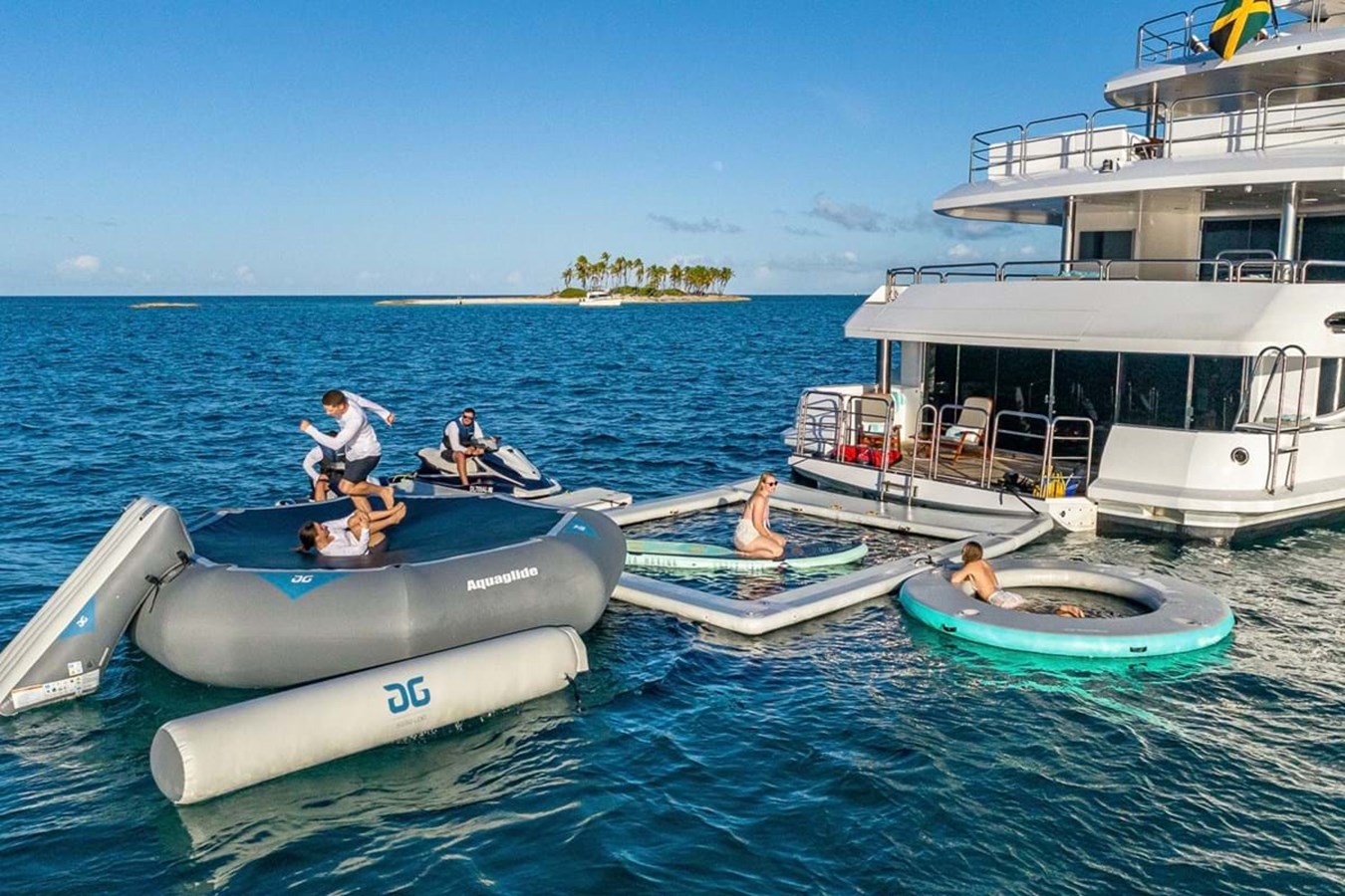 https://s3.amazonaws.com/boss.yatco.com/ForCharter/Vessel/Photo/3797/large_40815.jpg