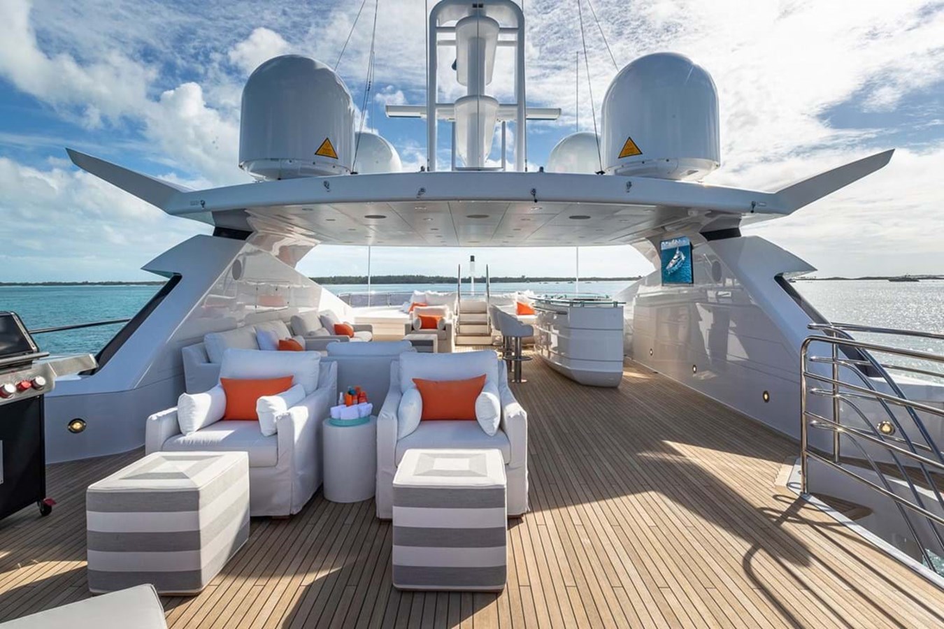 https://s3.amazonaws.com/boss.yatco.com/ForCharter/Vessel/Photo/3797/large_40817.jpg