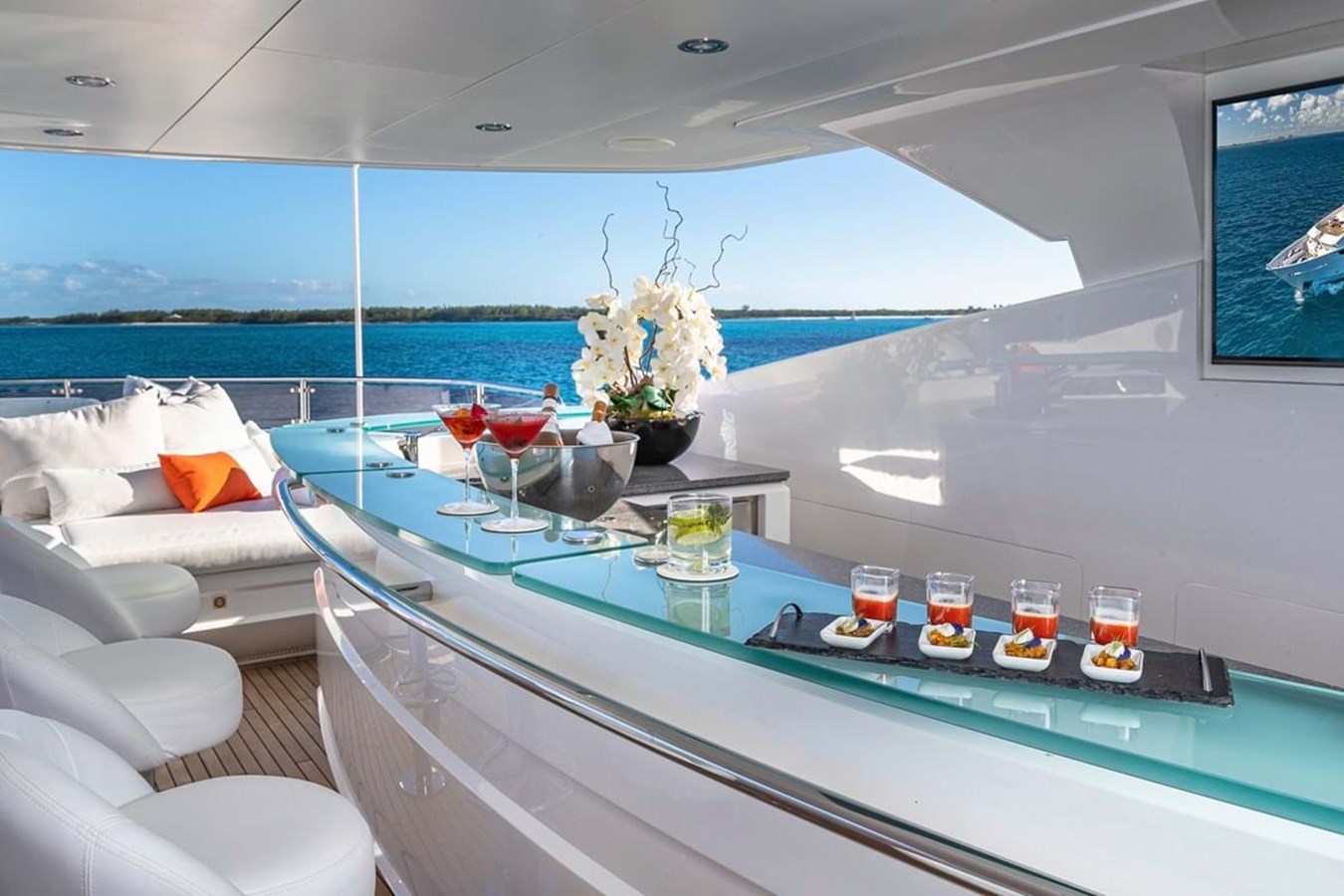 https://s3.amazonaws.com/boss.yatco.com/ForCharter/Vessel/Photo/3797/large_40826.jpg