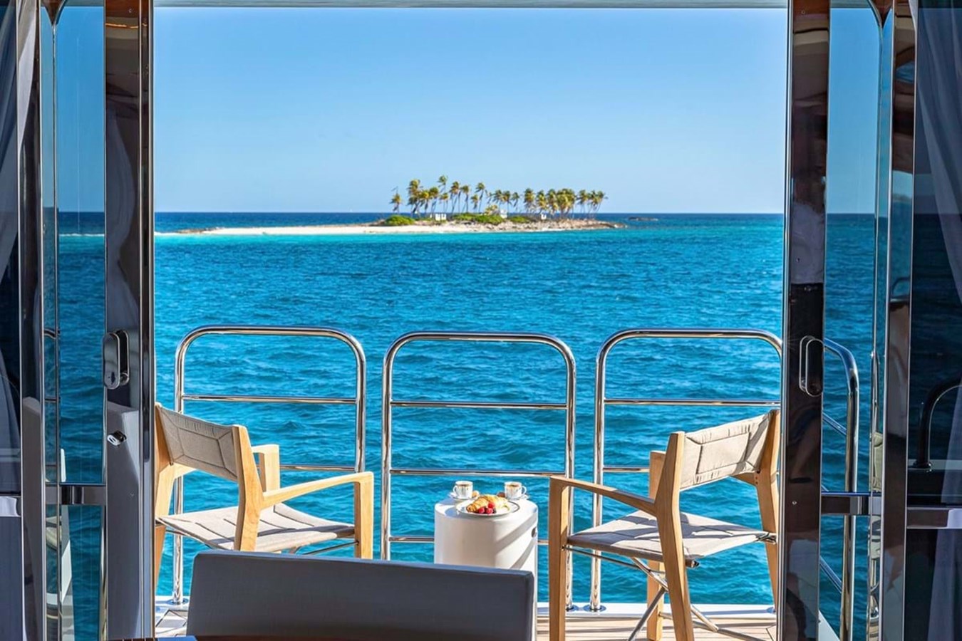 https://s3.amazonaws.com/boss.yatco.com/ForCharter/Vessel/Photo/3797/large_40828.jpg