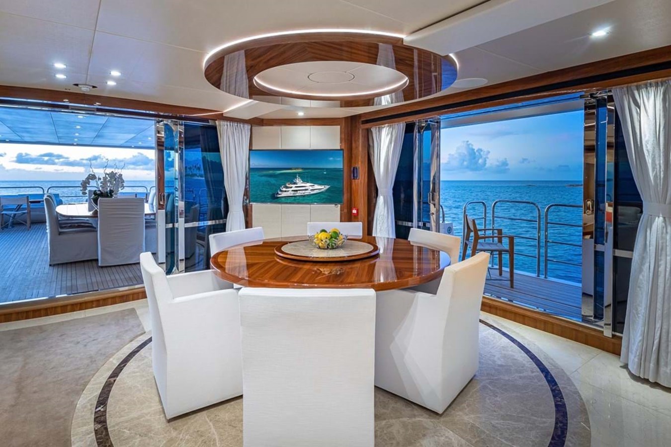 https://s3.amazonaws.com/boss.yatco.com/ForCharter/Vessel/Photo/3797/large_40839.jpg