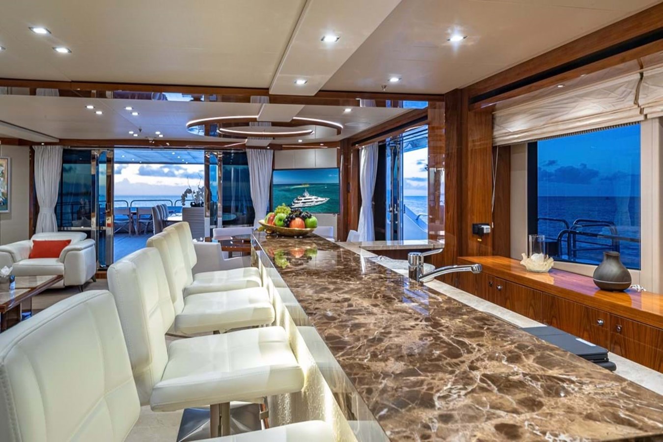 https://s3.amazonaws.com/boss.yatco.com/ForCharter/Vessel/Photo/3797/large_40841.jpg
