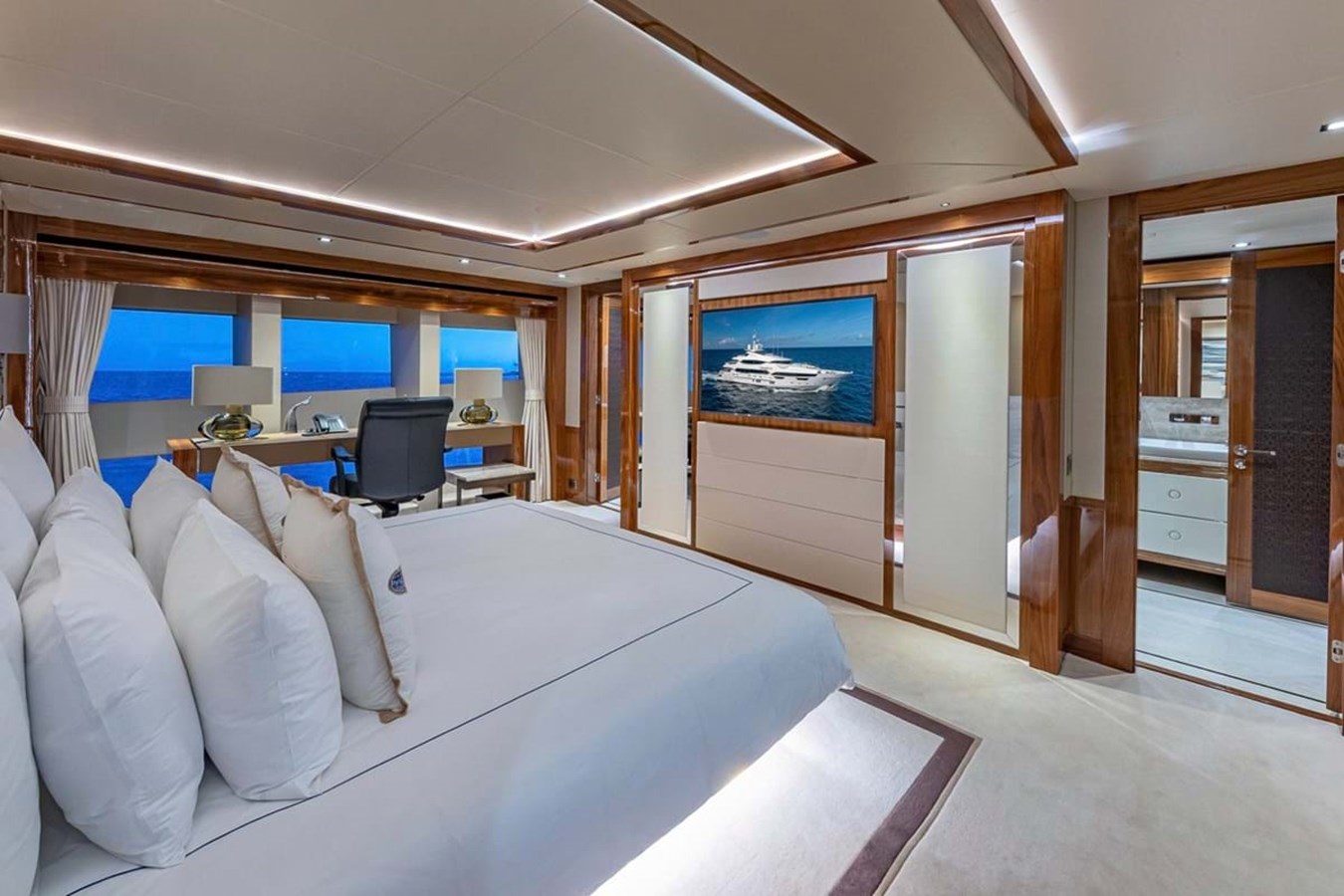 https://s3.amazonaws.com/boss.yatco.com/ForCharter/Vessel/Photo/3797/large_40842.jpg