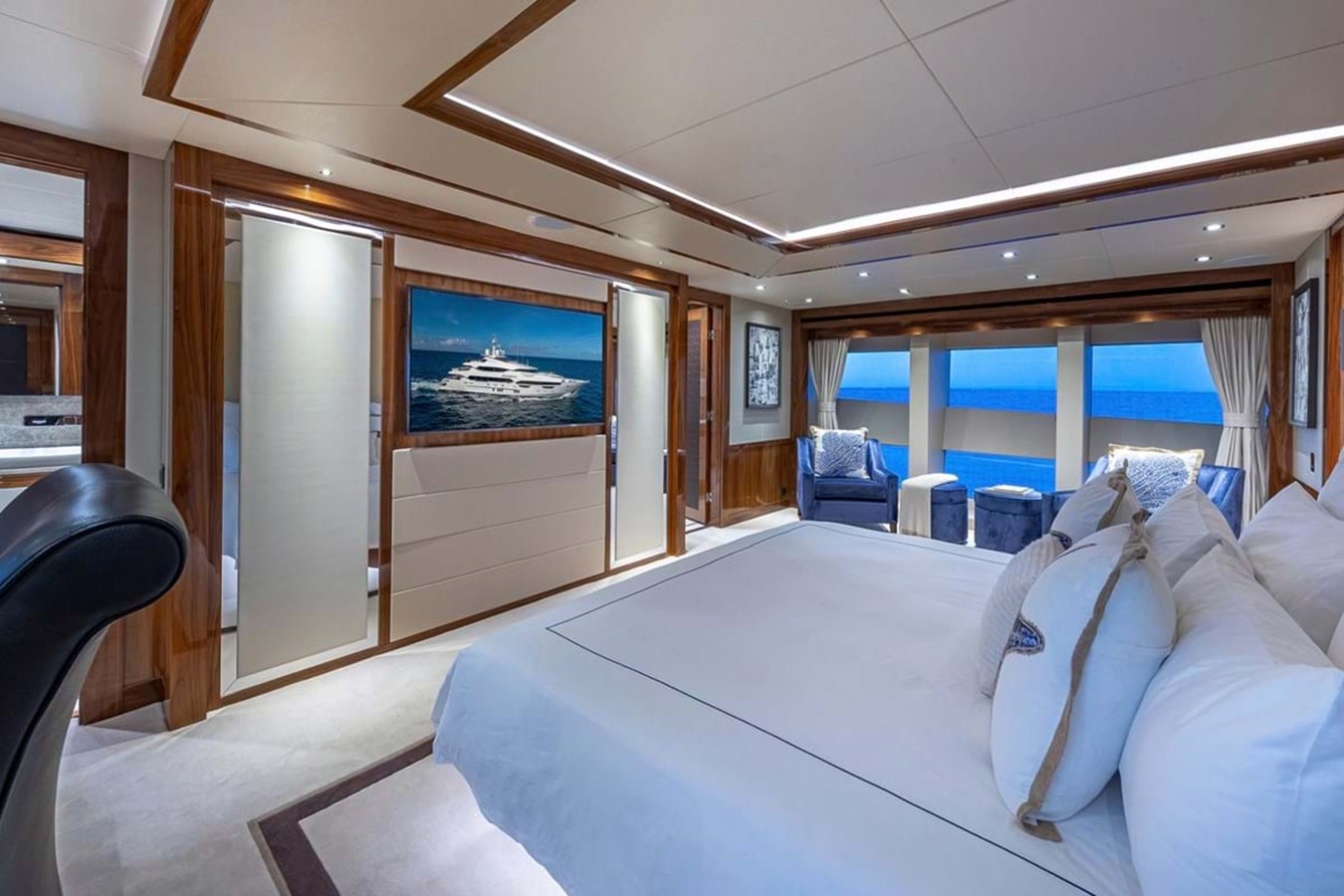 https://s3.amazonaws.com/boss.yatco.com/ForCharter/Vessel/Photo/3797/large_40843.jpg
