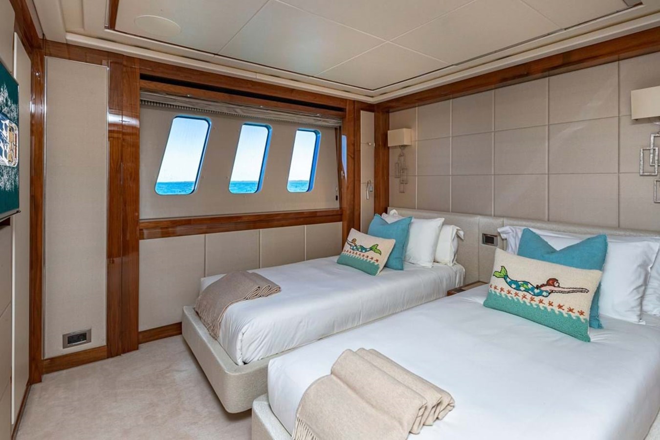 https://s3.amazonaws.com/boss.yatco.com/ForCharter/Vessel/Photo/3797/large_40845.jpg