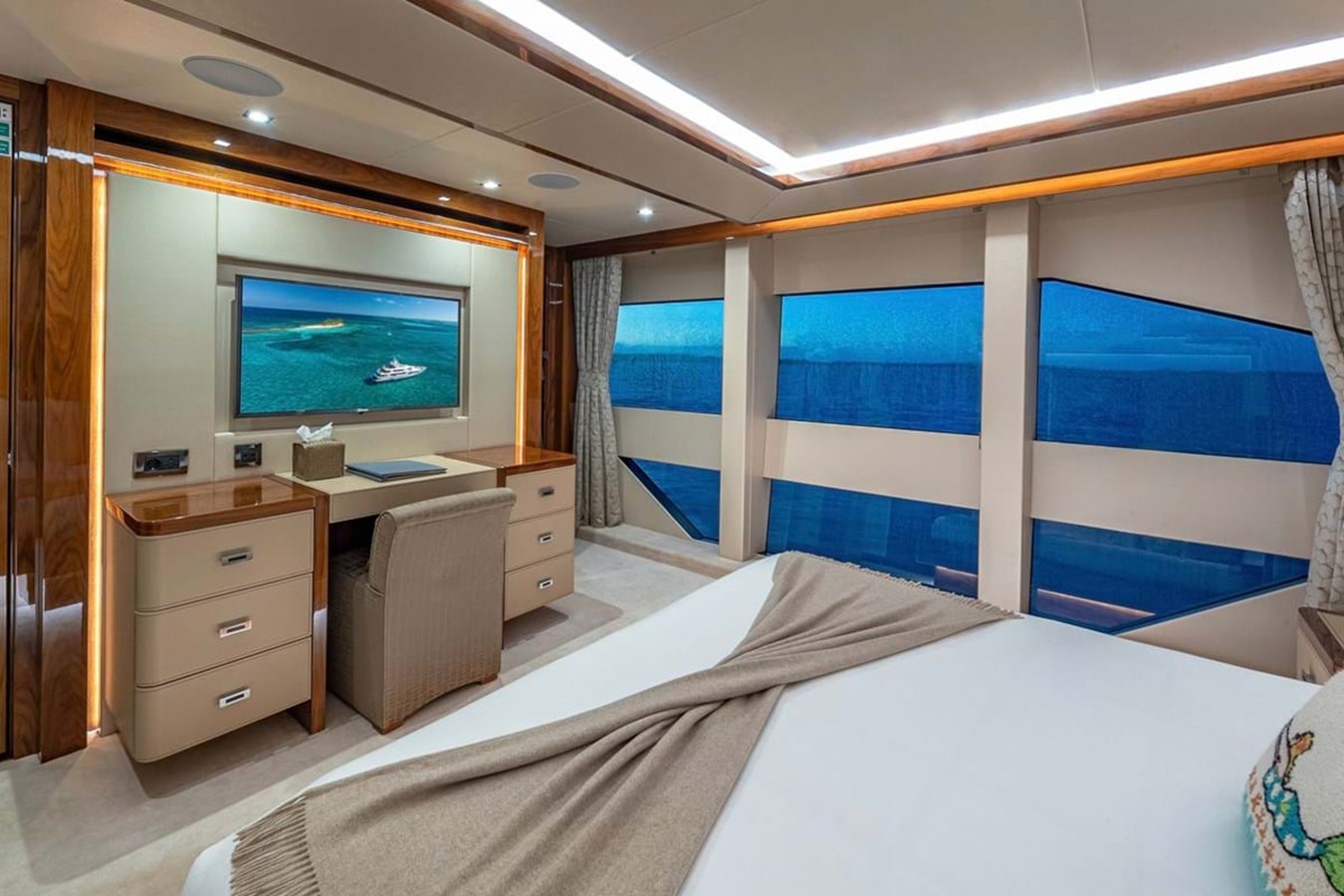 https://s3.amazonaws.com/boss.yatco.com/ForCharter/Vessel/Photo/3797/large_40846.jpg