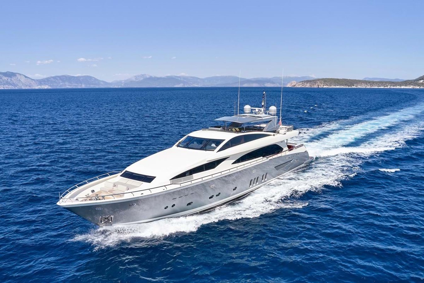 https://s3.amazonaws.com/boss.yatco.com/ForCharter/Vessel/Photo/3799/large_40904.jpg