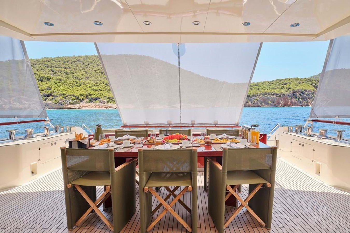 https://s3.amazonaws.com/boss.yatco.com/ForCharter/Vessel/Photo/3799/large_40911.jpg