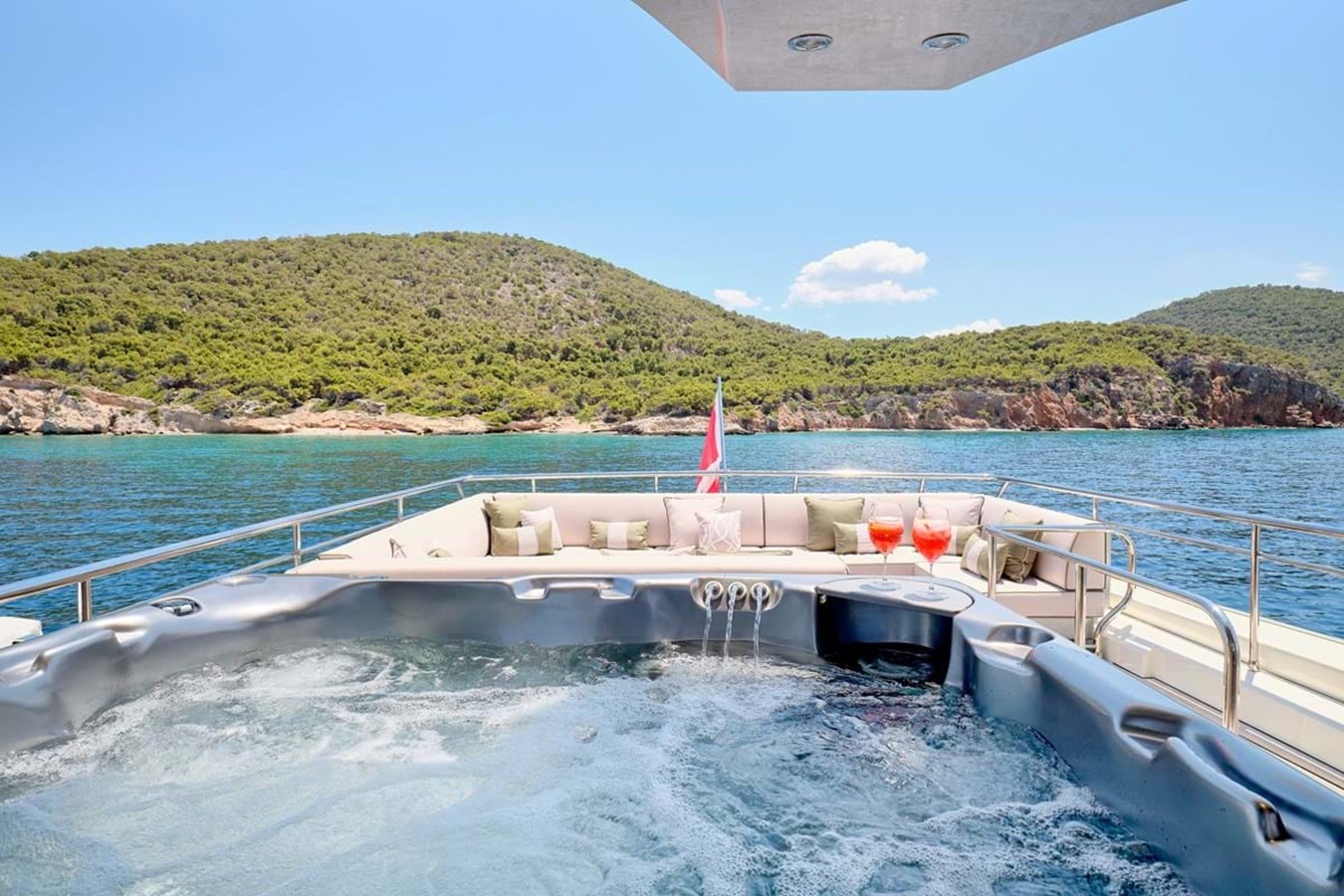 https://s3.amazonaws.com/boss.yatco.com/ForCharter/Vessel/Photo/3799/large_40915.jpg