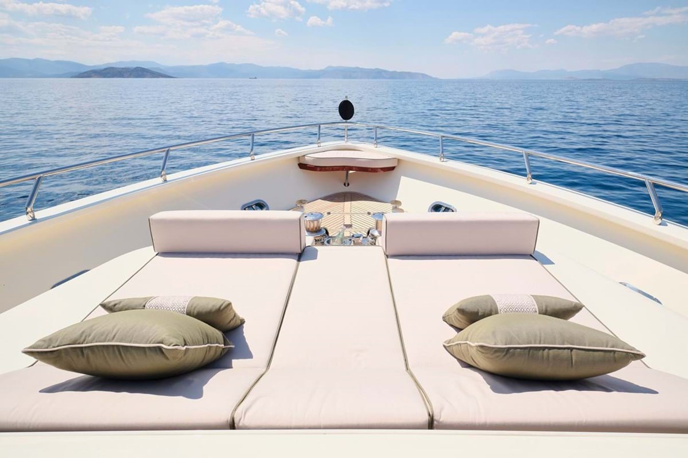 https://s3.amazonaws.com/boss.yatco.com/ForCharter/Vessel/Photo/3799/large_40918.jpg