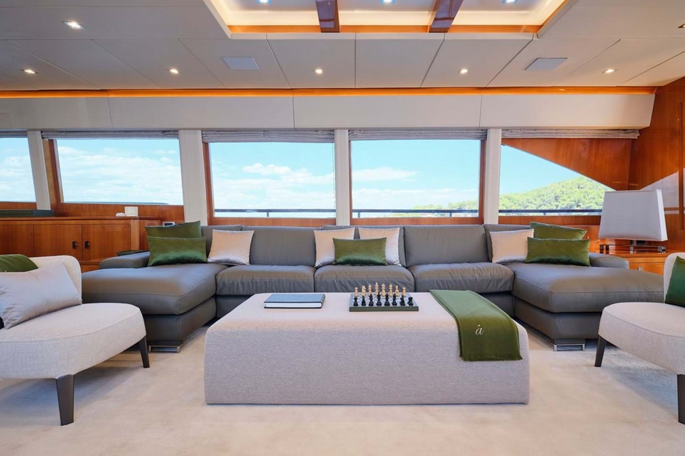 https://s3.amazonaws.com/boss.yatco.com/ForCharter/Vessel/Photo/3799/large_40920.jpg