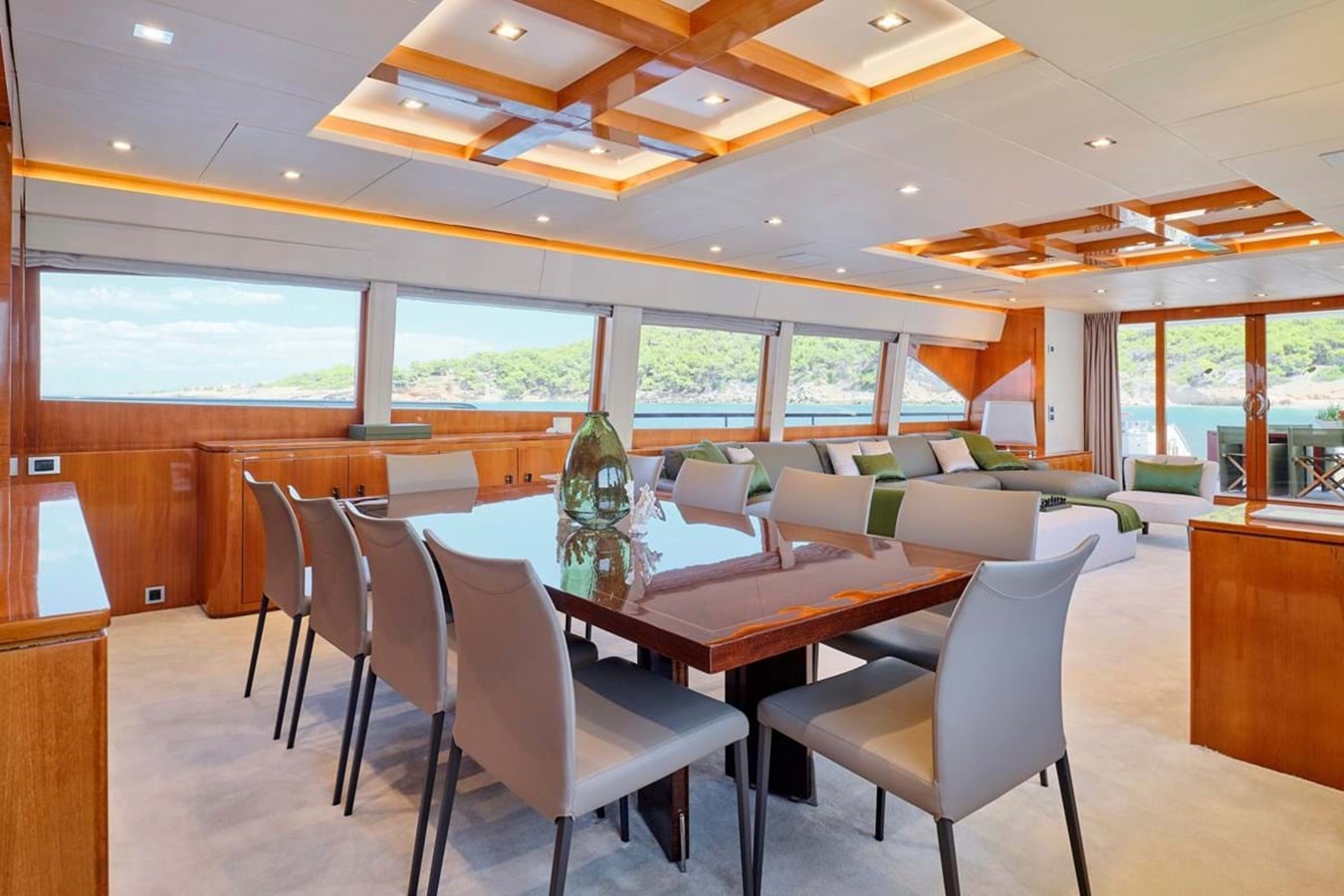 https://s3.amazonaws.com/boss.yatco.com/ForCharter/Vessel/Photo/3799/large_40922.jpg