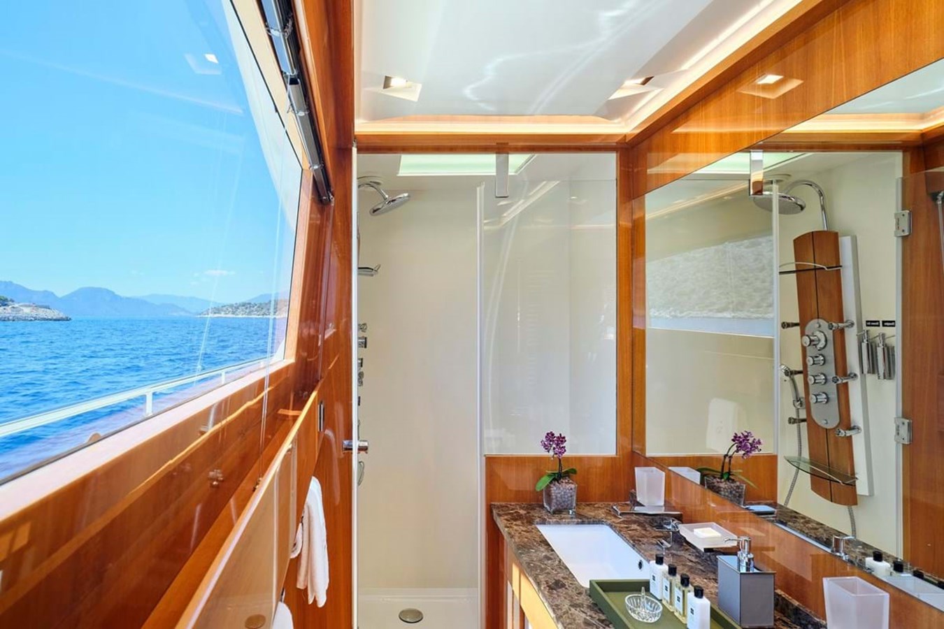 https://s3.amazonaws.com/boss.yatco.com/ForCharter/Vessel/Photo/3799/large_40924.jpg