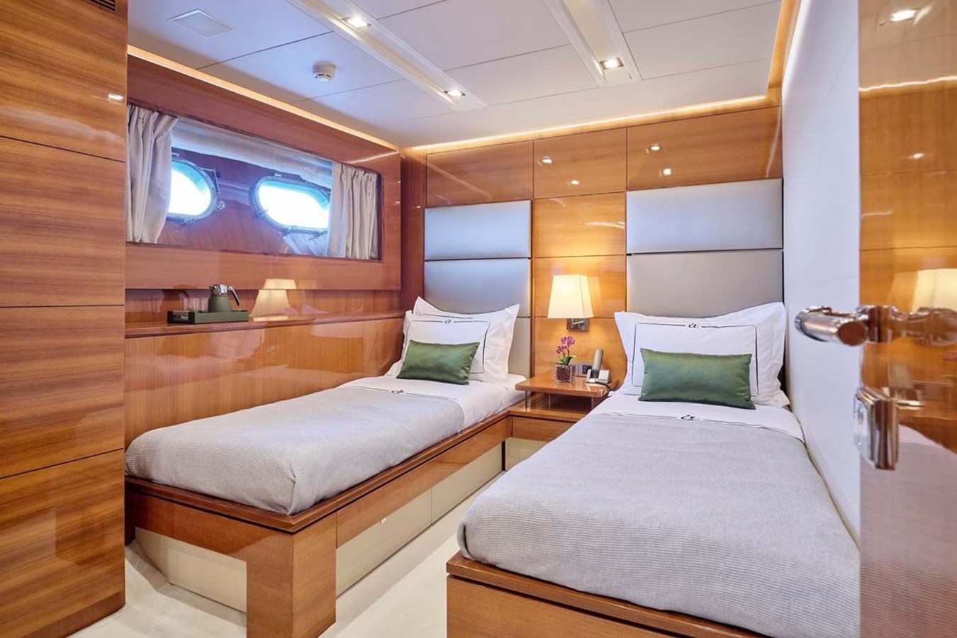 https://s3.amazonaws.com/boss.yatco.com/ForCharter/Vessel/Photo/3799/large_40927.jpg