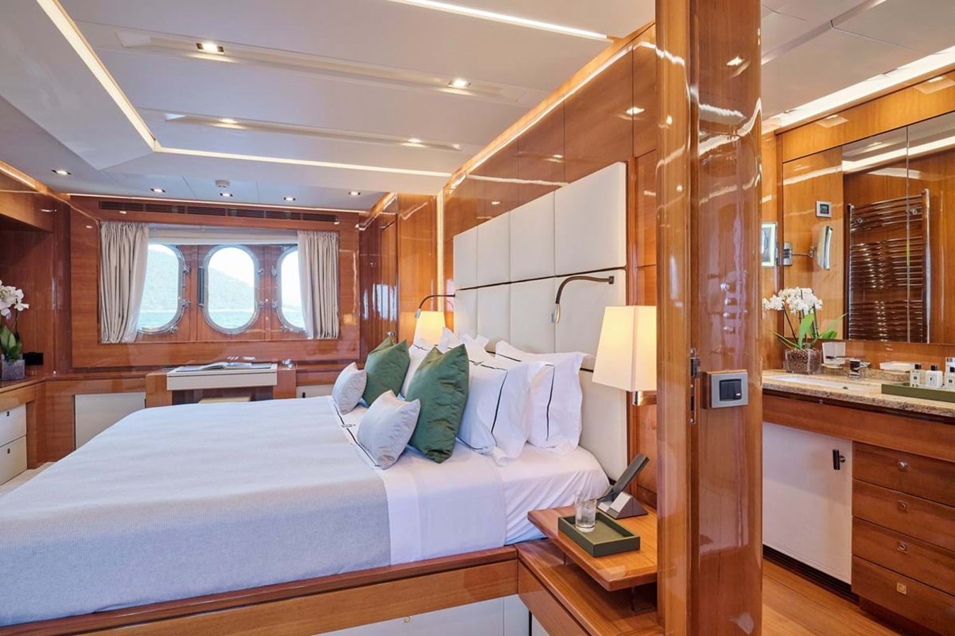 https://s3.amazonaws.com/boss.yatco.com/ForCharter/Vessel/Photo/3799/large_40929.jpg
