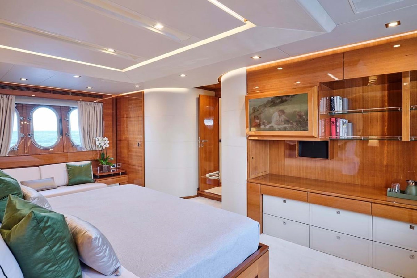 https://s3.amazonaws.com/boss.yatco.com/ForCharter/Vessel/Photo/3799/large_40930.jpg