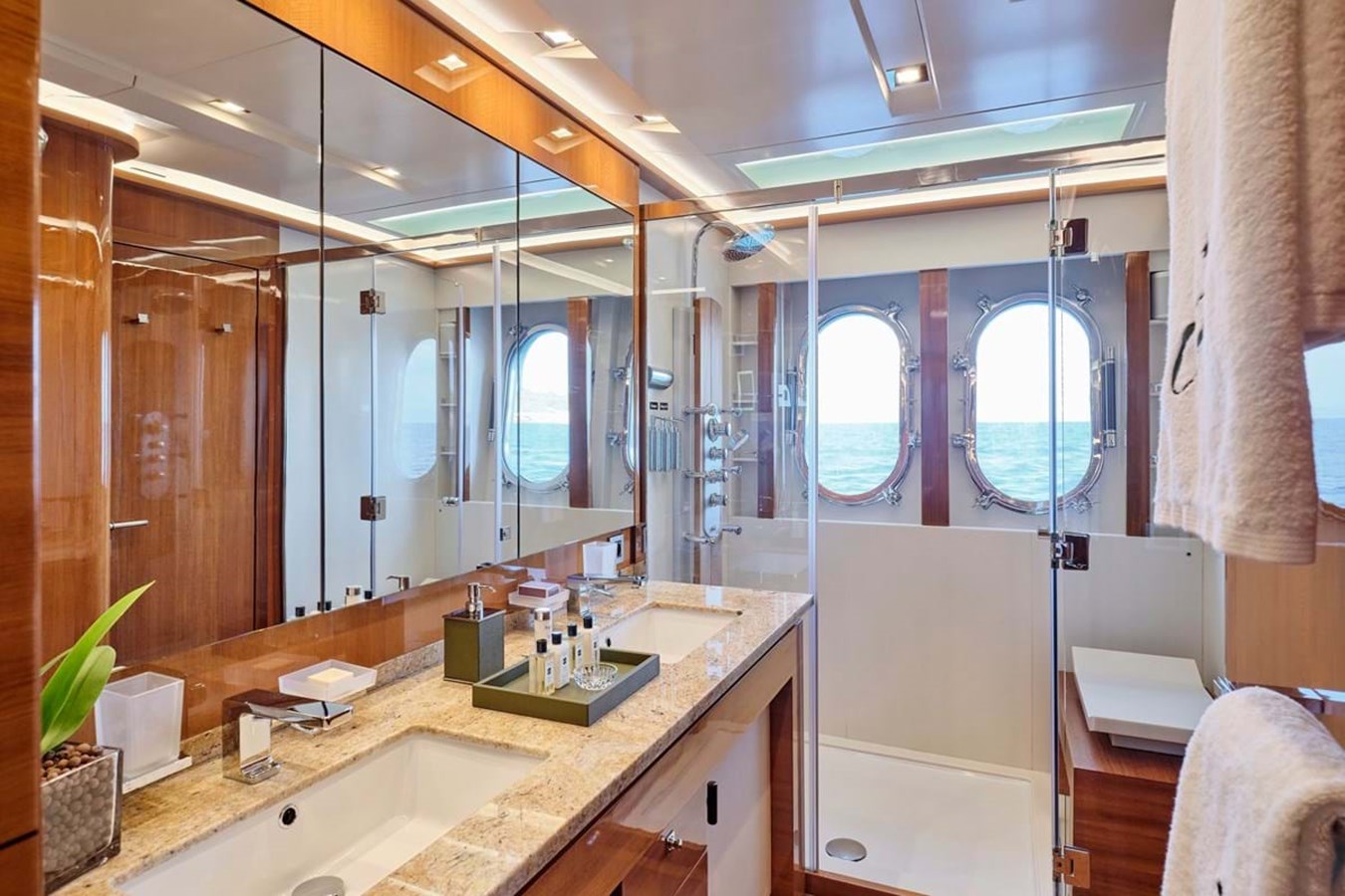 https://s3.amazonaws.com/boss.yatco.com/ForCharter/Vessel/Photo/3799/large_40931.jpg