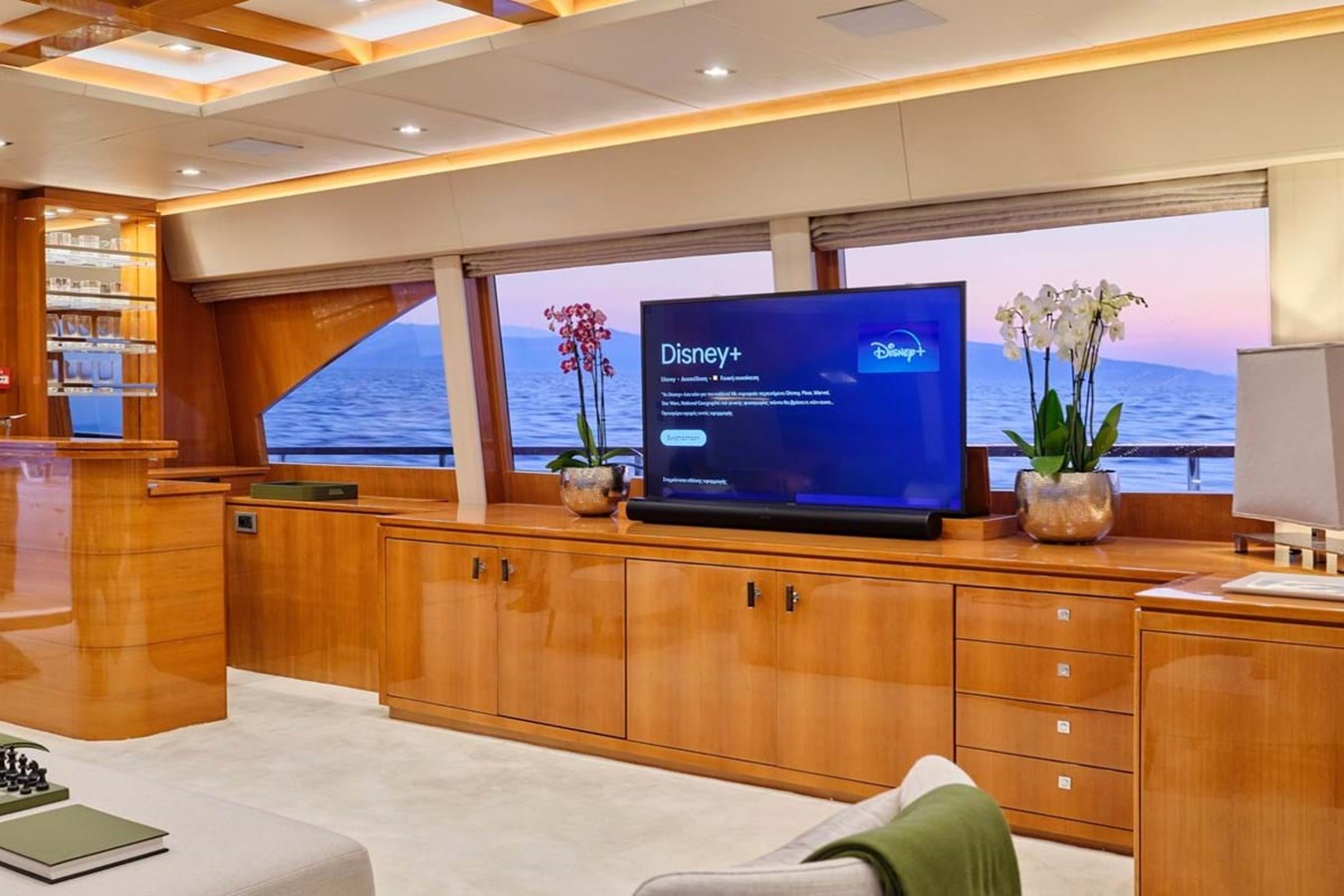 https://s3.amazonaws.com/boss.yatco.com/ForCharter/Vessel/Photo/3799/large_40933.jpg