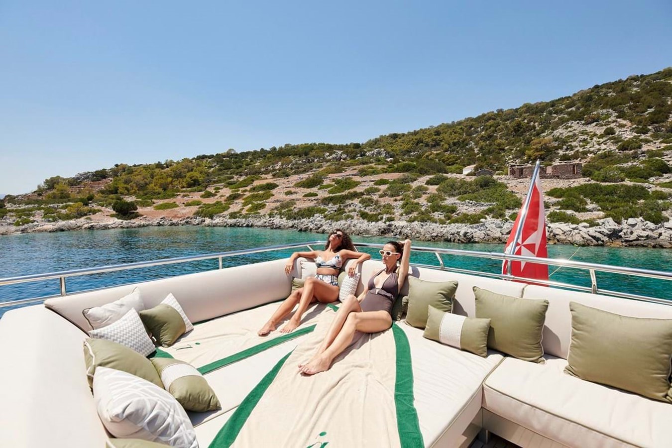 https://s3.amazonaws.com/boss.yatco.com/ForCharter/Vessel/Photo/3799/large_40934.jpg