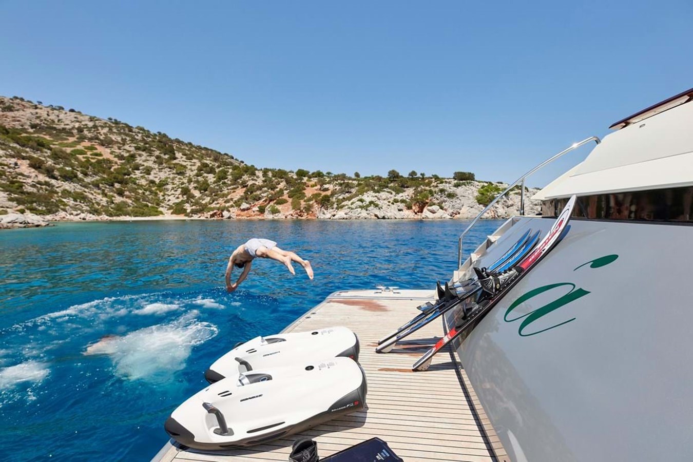 https://s3.amazonaws.com/boss.yatco.com/ForCharter/Vessel/Photo/3799/large_40936.jpg