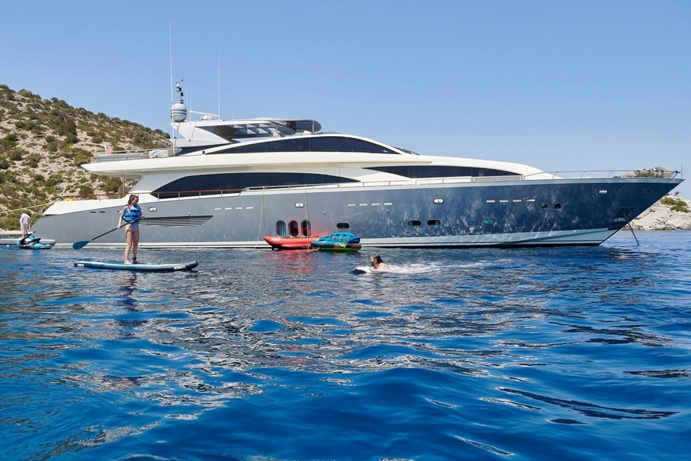 https://s3.amazonaws.com/boss.yatco.com/ForCharter/Vessel/Photo/3799/large_40937.jpg