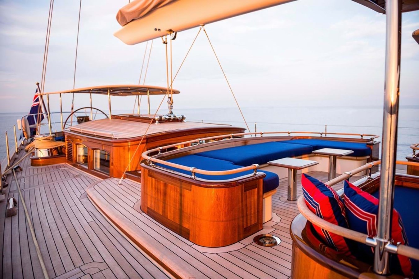 https://s3.amazonaws.com/boss.yatco.com/ForCharter/Vessel/Photo/3808/large_41114.jpg