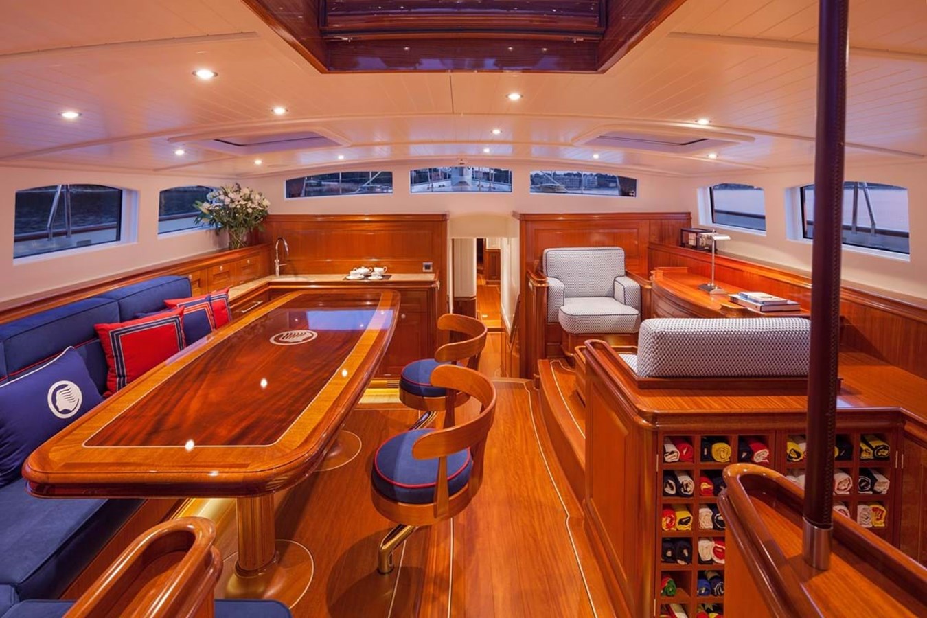 https://s3.amazonaws.com/boss.yatco.com/ForCharter/Vessel/Photo/3808/large_41117.jpg