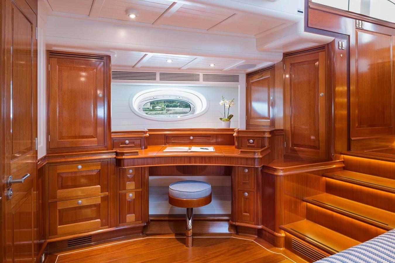 https://s3.amazonaws.com/boss.yatco.com/ForCharter/Vessel/Photo/3808/large_41119.jpg