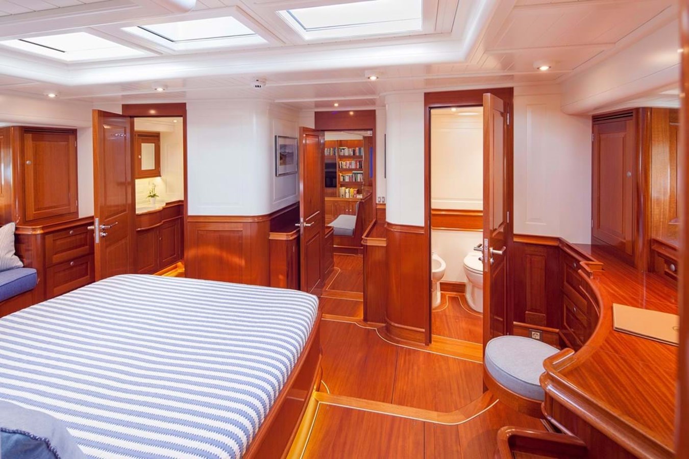 https://s3.amazonaws.com/boss.yatco.com/ForCharter/Vessel/Photo/3808/large_41120.jpg