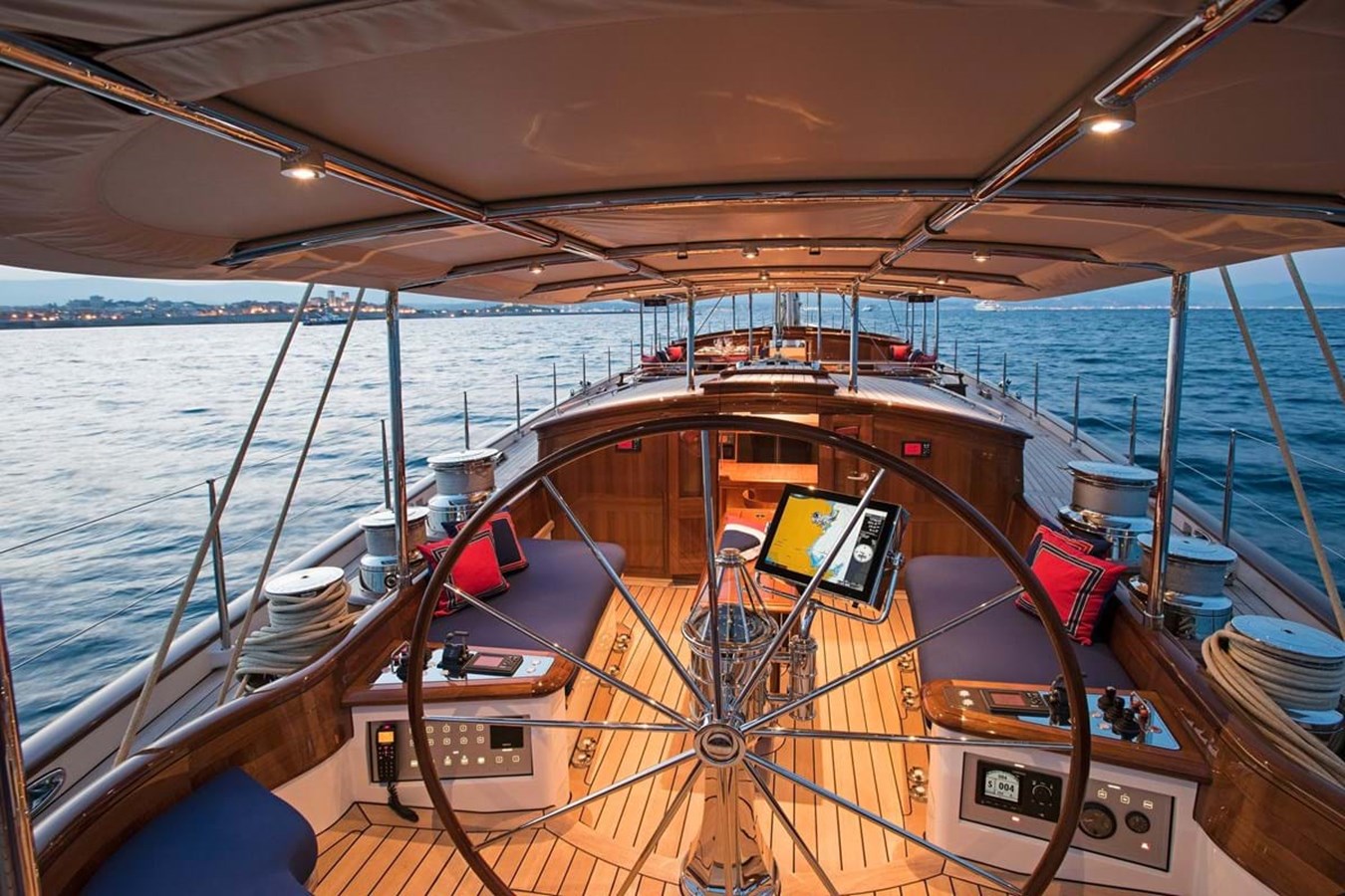 https://s3.amazonaws.com/boss.yatco.com/ForCharter/Vessel/Photo/3808/large_41124.jpg