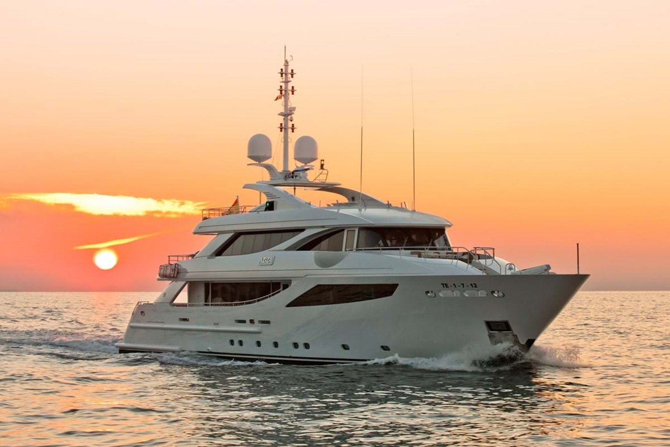 https://s3.amazonaws.com/boss.yatco.com/ForCharter/Vessel/Photo/3809/large_41172.jpg