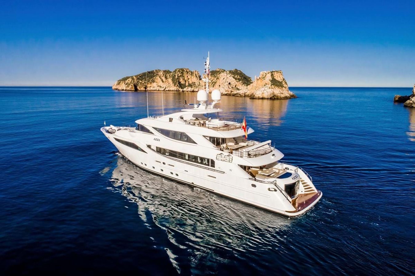 https://s3.amazonaws.com/boss.yatco.com/ForCharter/Vessel/Photo/3809/large_41174.jpg