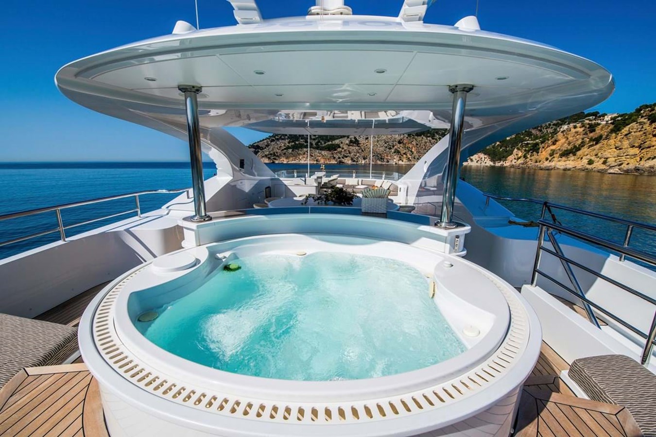 https://s3.amazonaws.com/boss.yatco.com/ForCharter/Vessel/Photo/3809/large_41177.jpg