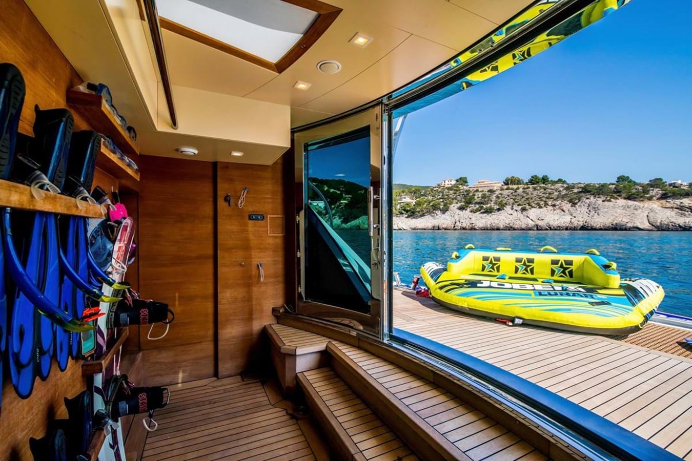 https://s3.amazonaws.com/boss.yatco.com/ForCharter/Vessel/Photo/3809/large_41180.jpg