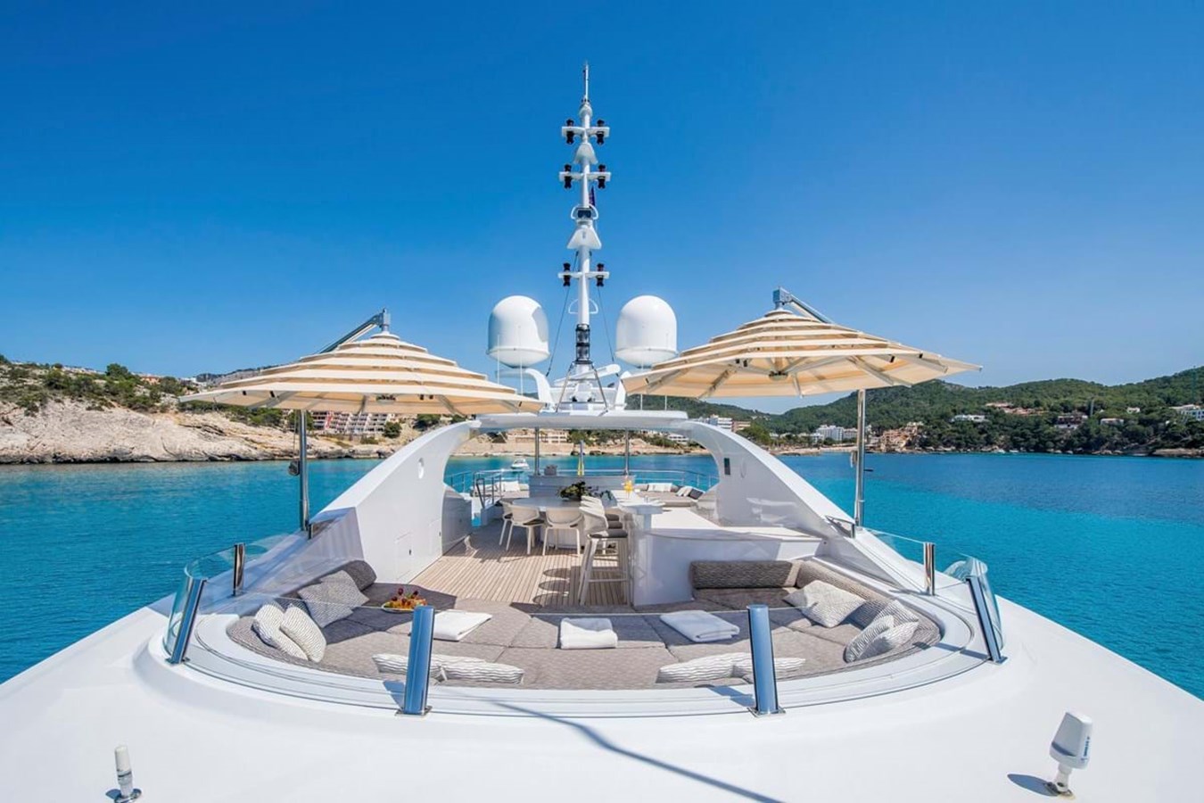 https://s3.amazonaws.com/boss.yatco.com/ForCharter/Vessel/Photo/3809/large_41181.jpg