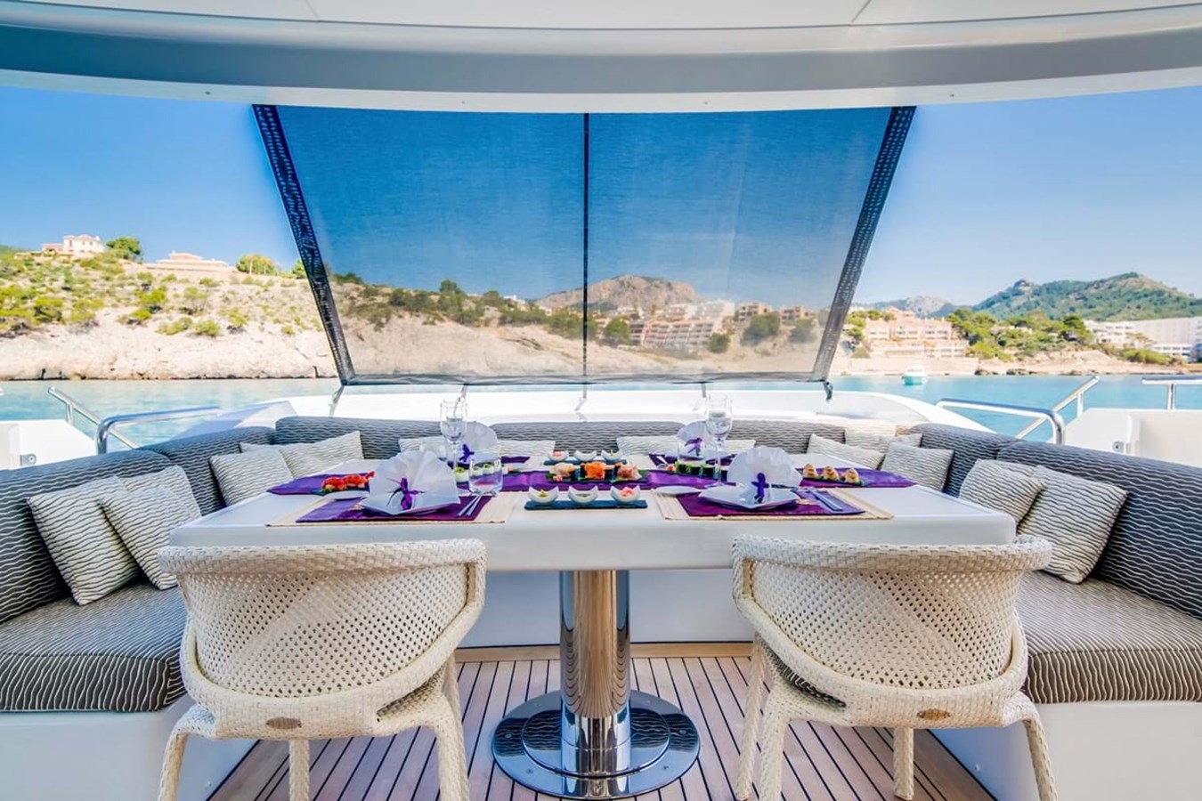https://s3.amazonaws.com/boss.yatco.com/ForCharter/Vessel/Photo/3809/large_41183.jpg