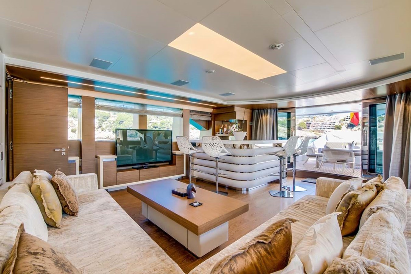 https://s3.amazonaws.com/boss.yatco.com/ForCharter/Vessel/Photo/3809/large_41185.jpg